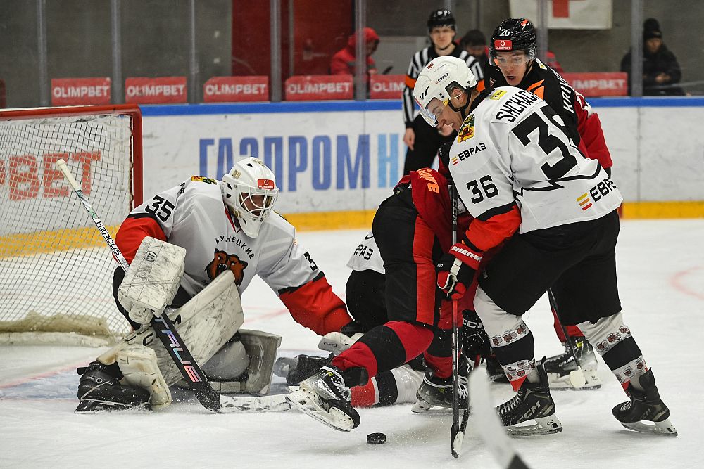 «Омские Ястребы» - «Кузнецкие Медведи» - 5:4. Обзор матча